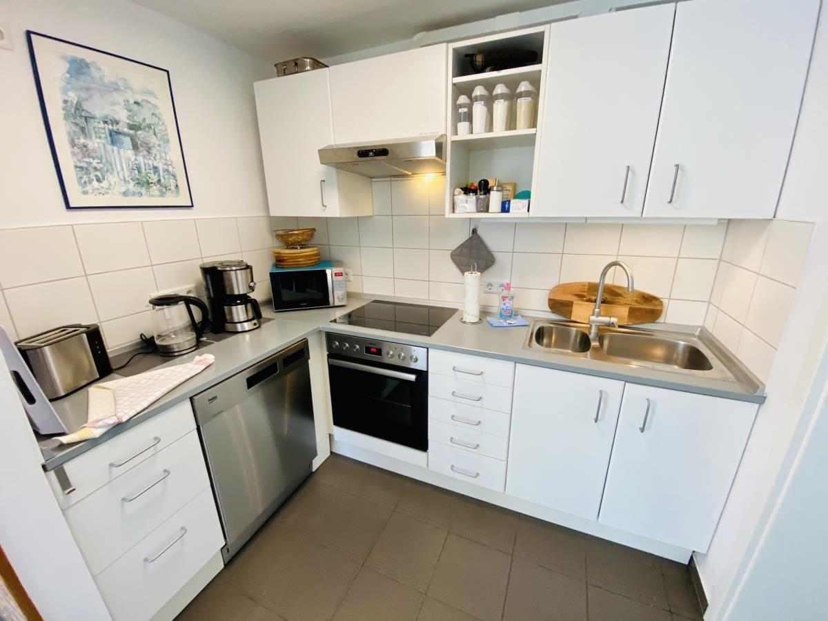 Wanddekoration mit Segelanker und Seil an weißer Wand