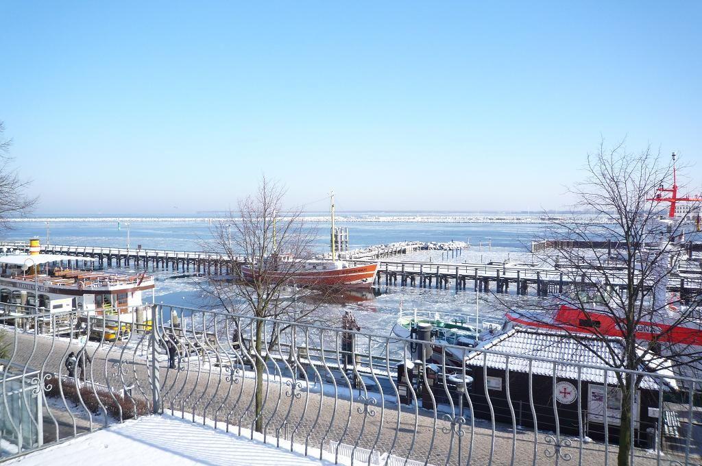 Hafen mit Segelyachten und Booten vor historischen Gebäuden.
