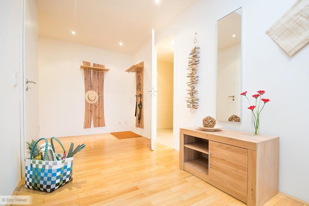 Badezimmer mit zwei Waschbecken, Spiegel und Haartrockner.