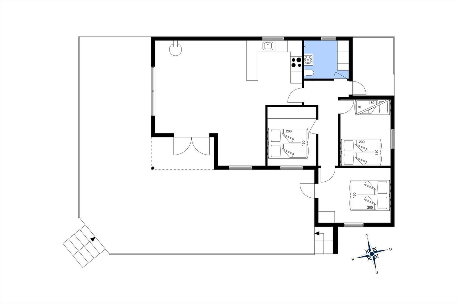 Wohnung mit drei Schlafzimmern, Küche und Bad. Flur mit Treppe.