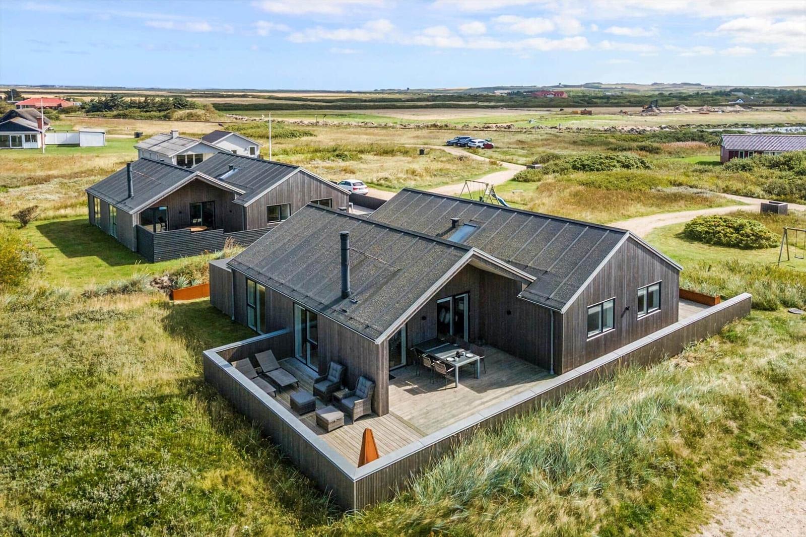 Wohnung mit Sauna, Pool und überdachten Terrassen. Vier Schlafzimmer und Küche.