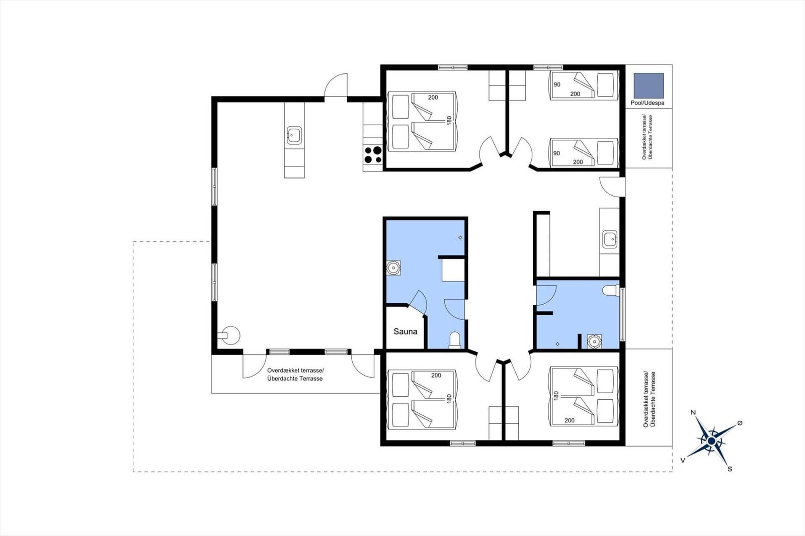 Moderne Holzhäuser mit Terrasse und Garten in ländlicher Umgebung.