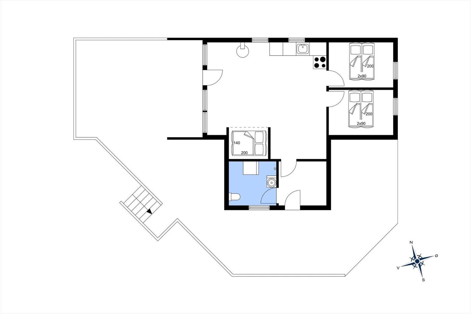 Wohnung mit drei Schlafzimmern, Küche und Bad. Eingang mit Treppe.