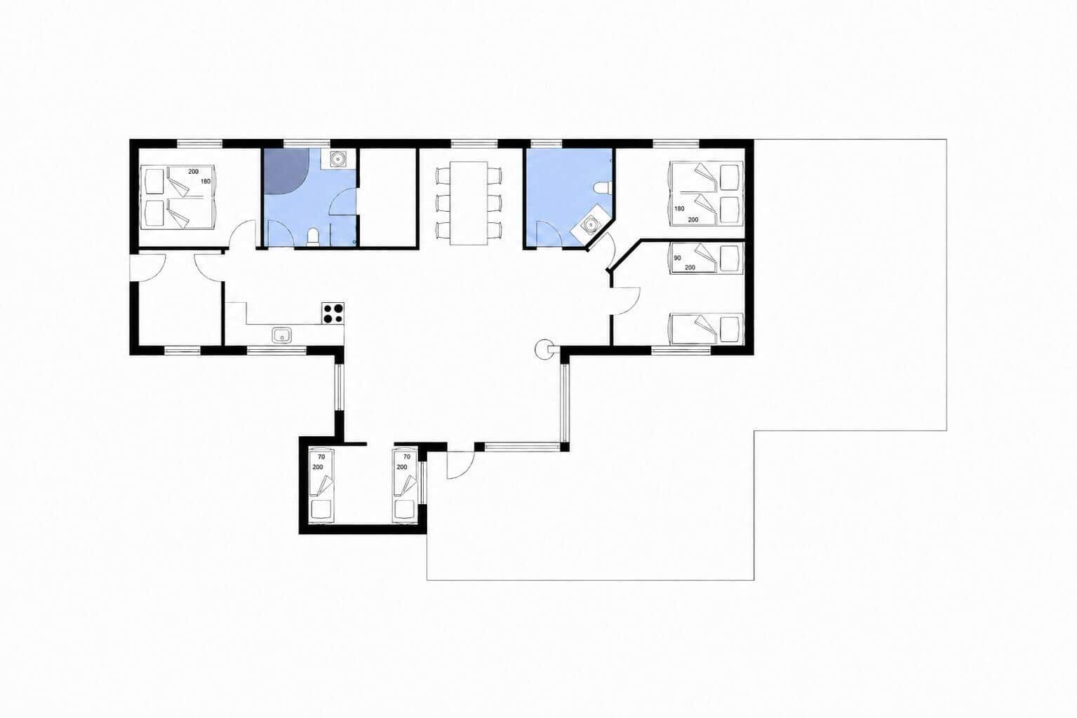 Moderne Villa mit großem Holzterrasse, Sitzgelegenheiten und Garten. Roter Ziegeldach und graue Fassade.