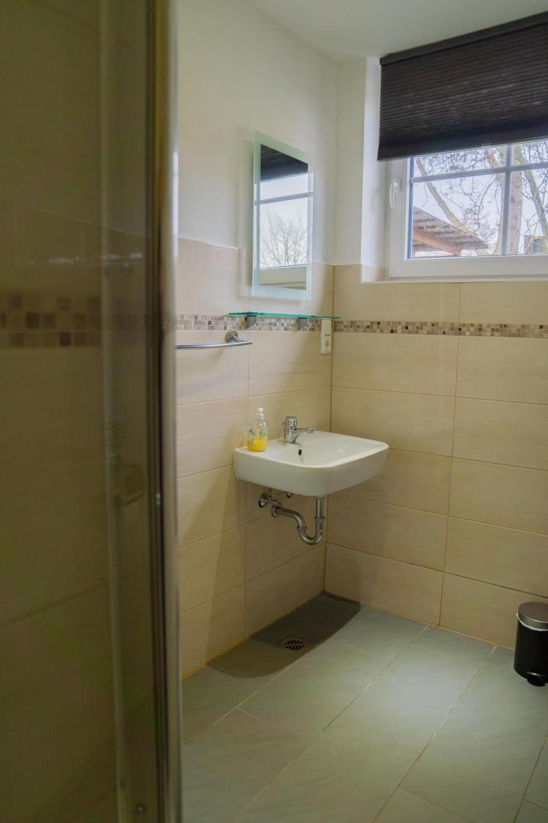 Wohnung mit Schlafzimmer, Kinderzimmer, Bad, Wohn- und Essbereich mit Küche.