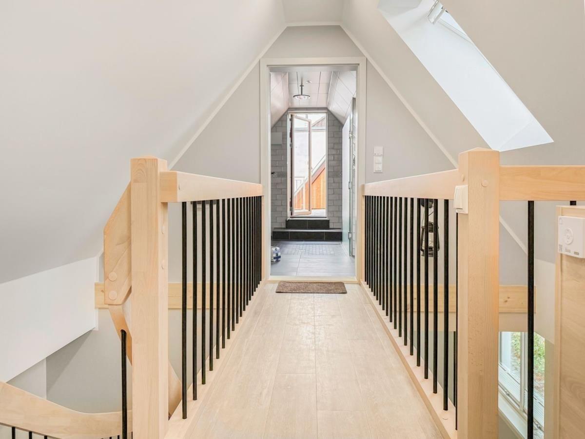 Zwei Schlafplätze mit Fenster zum Balkon im Dachgeschoss
