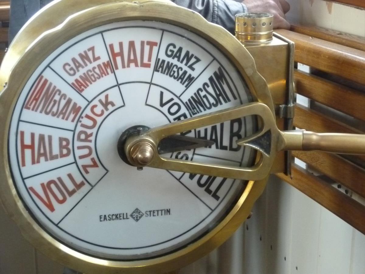 Hafen bei Dämmerung mit Booten und Lichtern, Spiegelungen im Wasser.