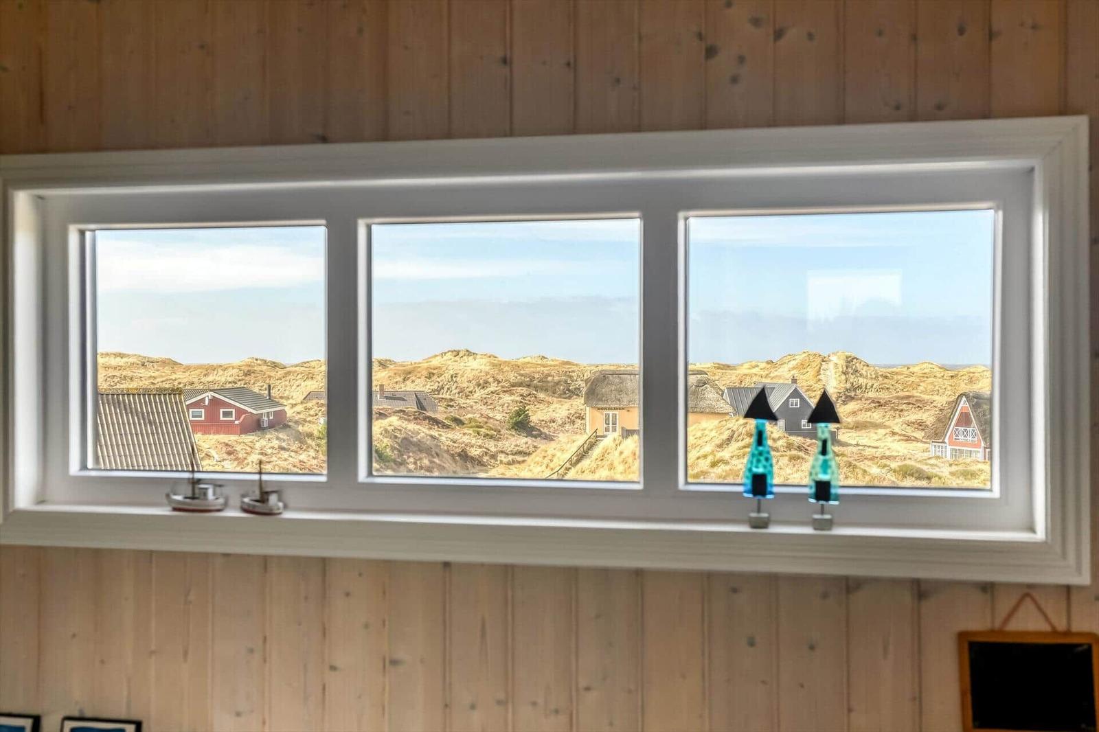 Terrasse mit Glasgeländer und Blick auf die Landschaft.