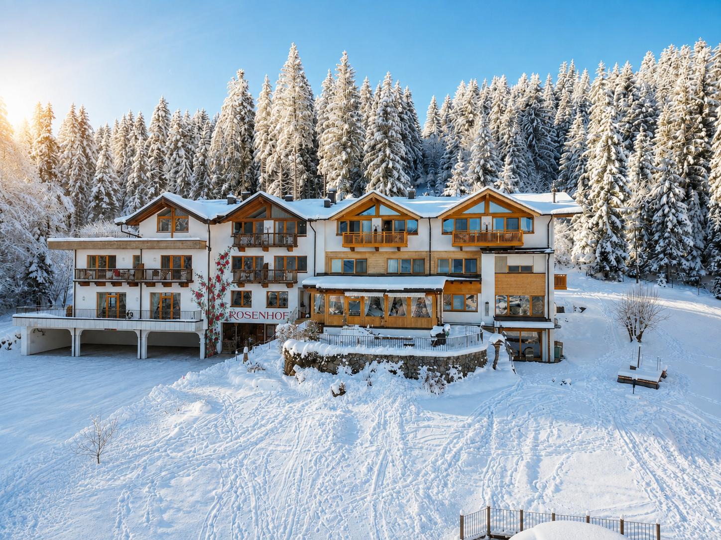 Das Gartenhotel Rosenhof inmitten des 5000 m² großen verschneiten Wintergarten