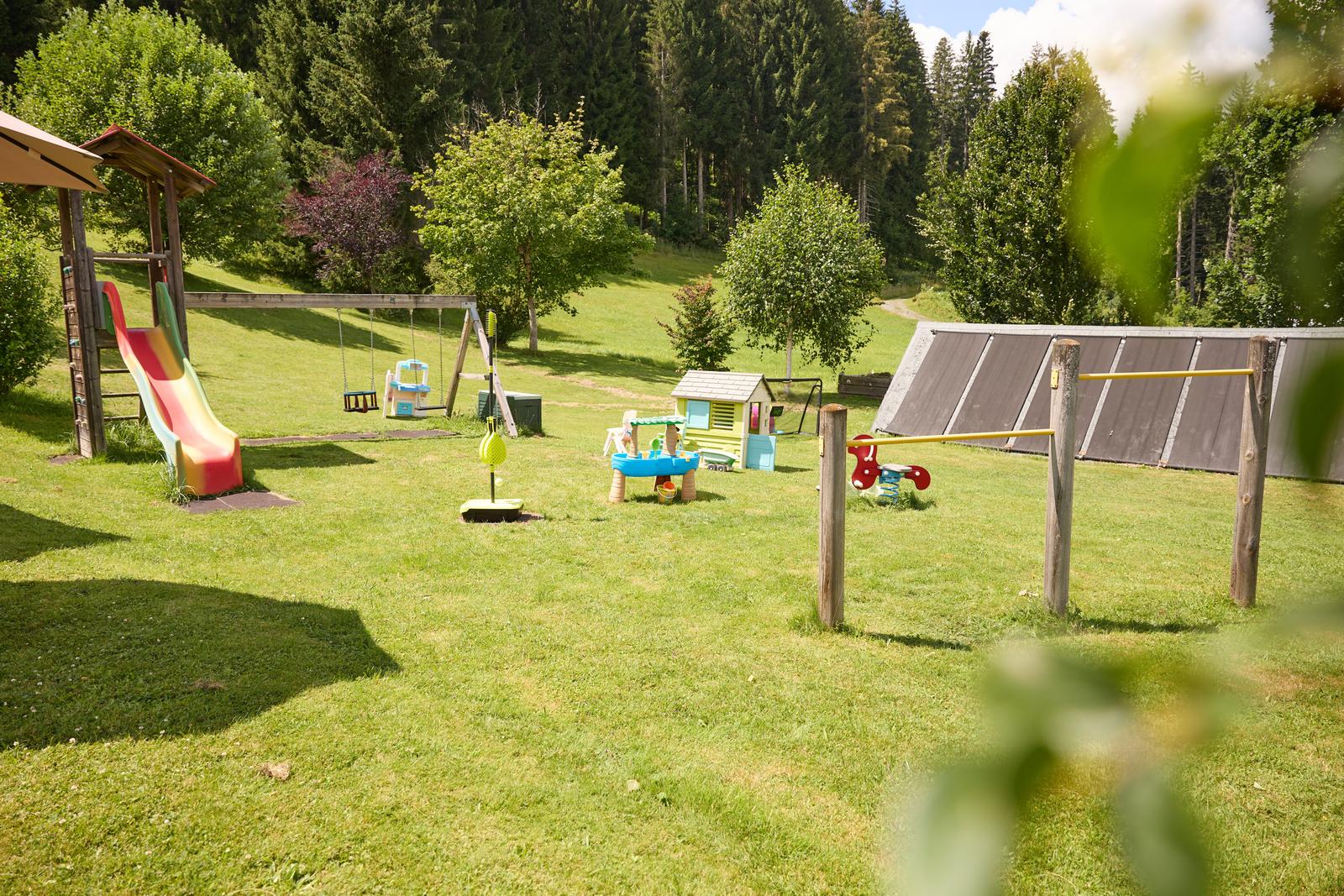Kinderspielplatz am beheizten Pool
