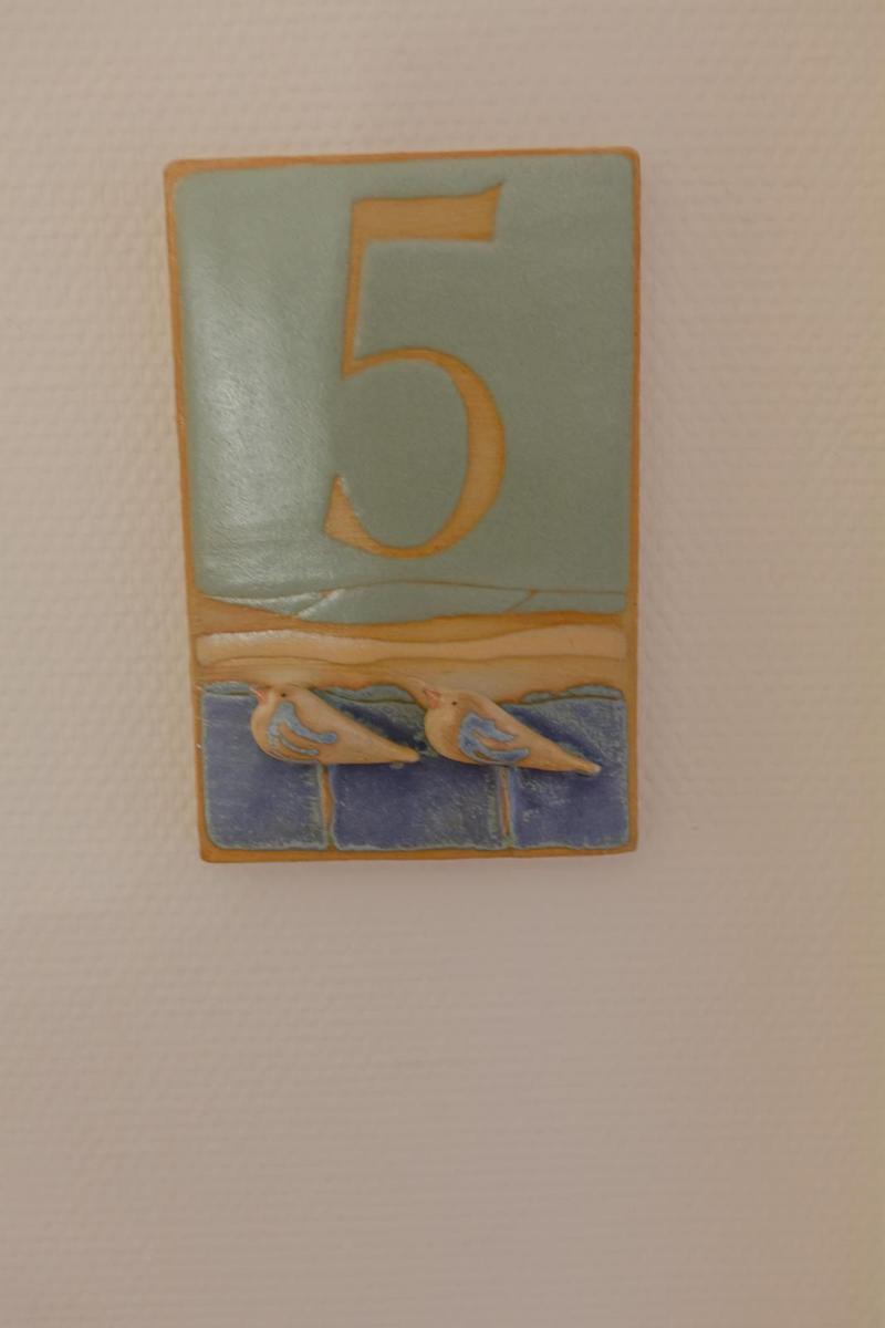 Dieses Grundriss zeigt eine Wohnung mit Küche, Bad, Schlafzimmer und Wohnbereich.