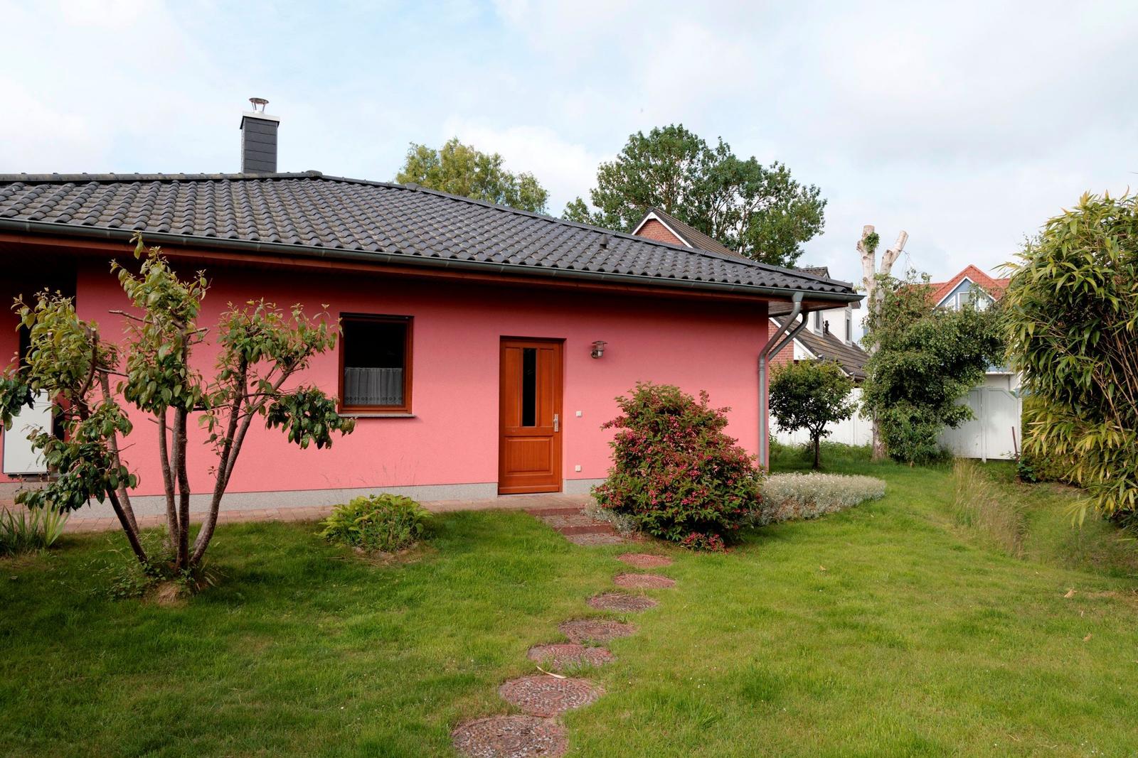 Die Wohnung hat zwei Schlafzimmer, eine Küche, ein Bad und einen Essbereich.