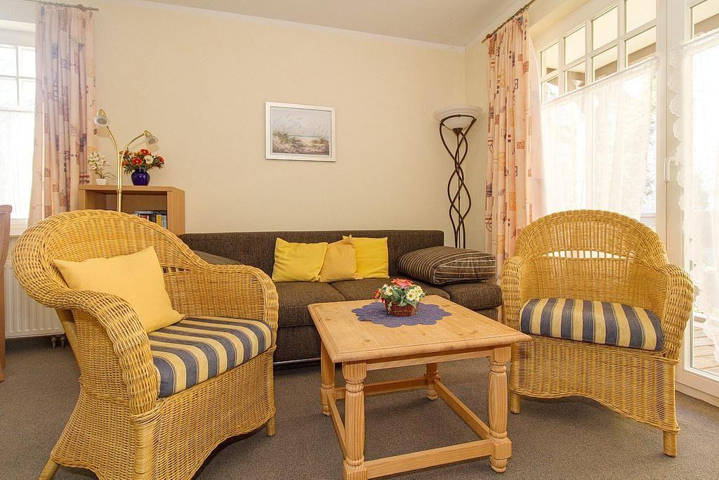 Wohnung mit Küche, Wohnzimmer, Schlafzimmer, Bad und Balkon.