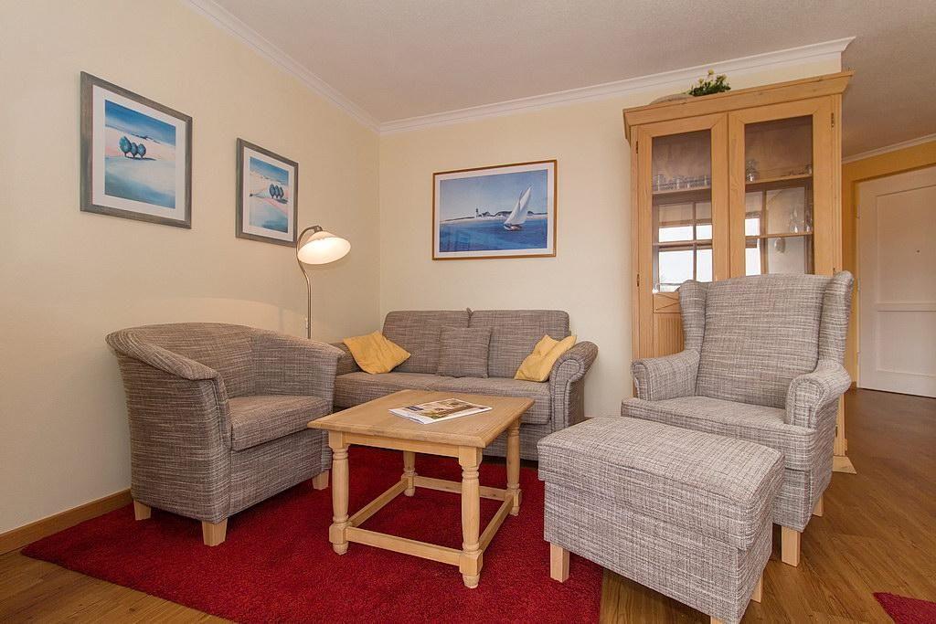 Dieses Apartment hat zwei Schlafzimmer, ein Wohnzimmer, eine Küche und einen Balkon.