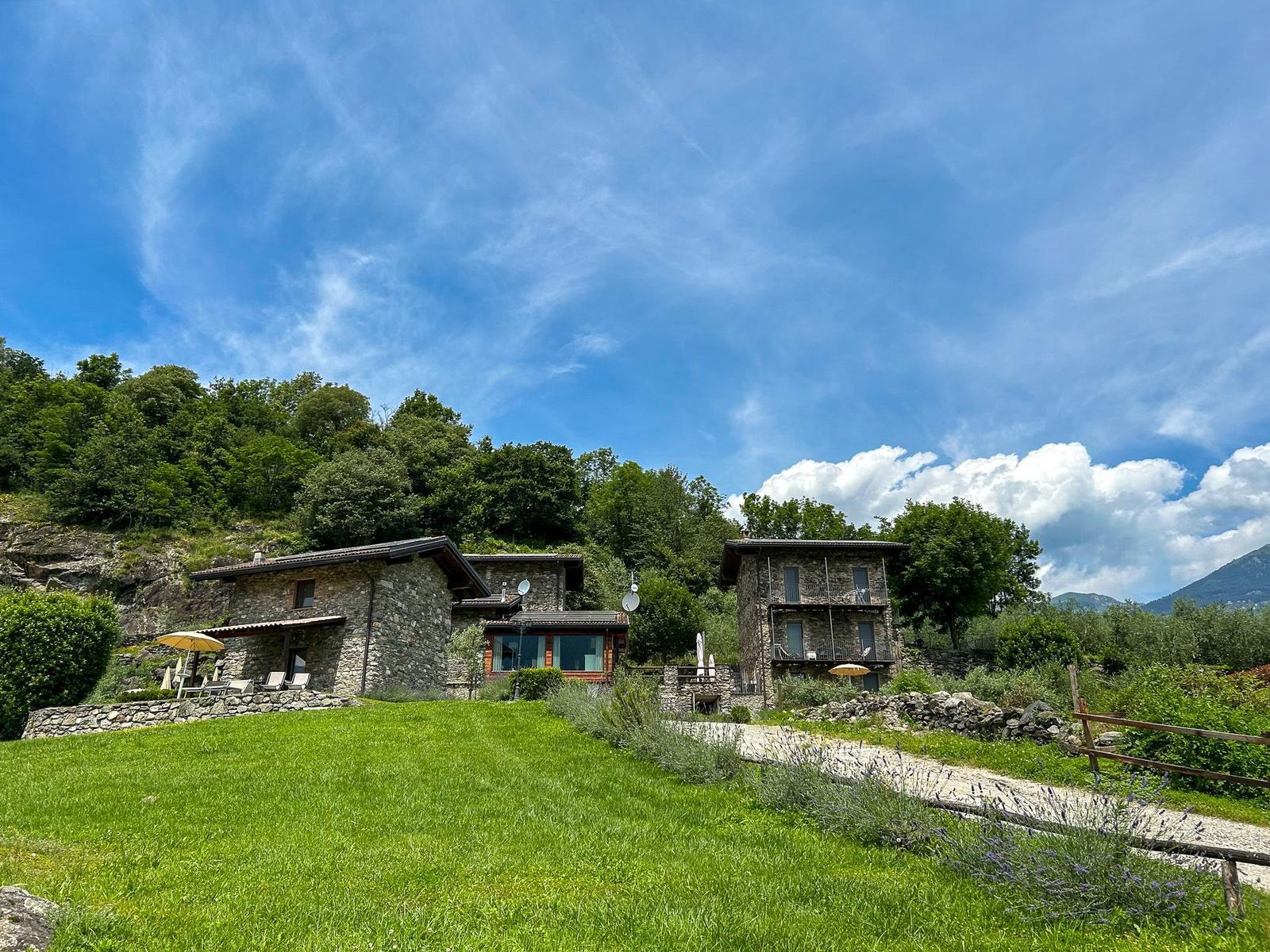 Ländliches Anwesen mit Feldern, Tieren und Bergblick. Grillplatz und Pferdeboxen sind vorhanden.