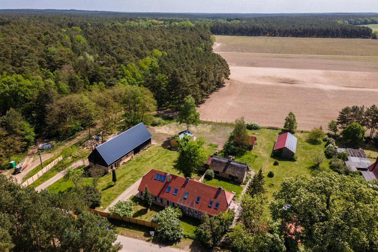 Luftbild von Ferienhaus mit Blick auf Felder und See