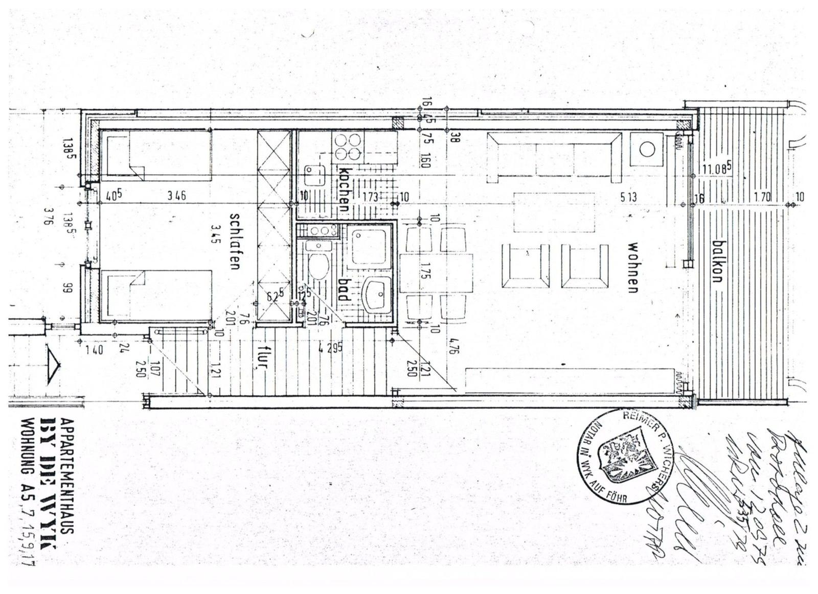 Wohnung mit Küche, Bad, Schlafzimmer und Wohnbereich mit Balkon.