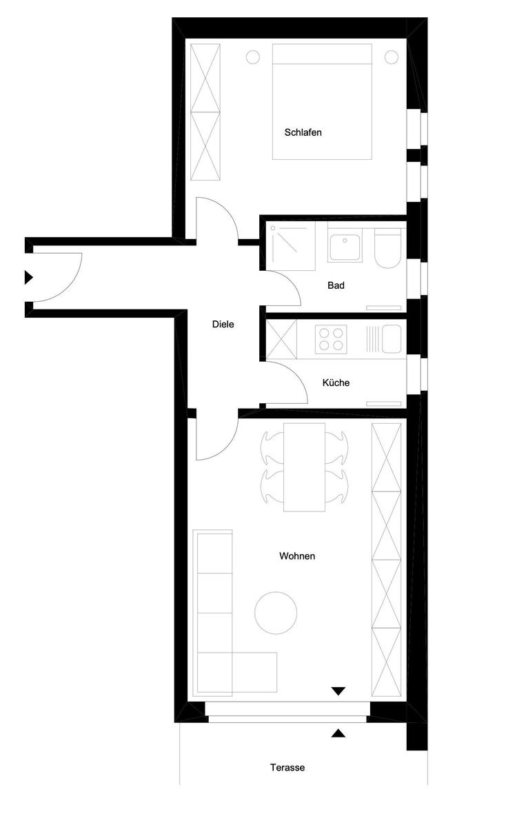 Haus mit rotem Dach, Balkonen und grünen Umgebung.