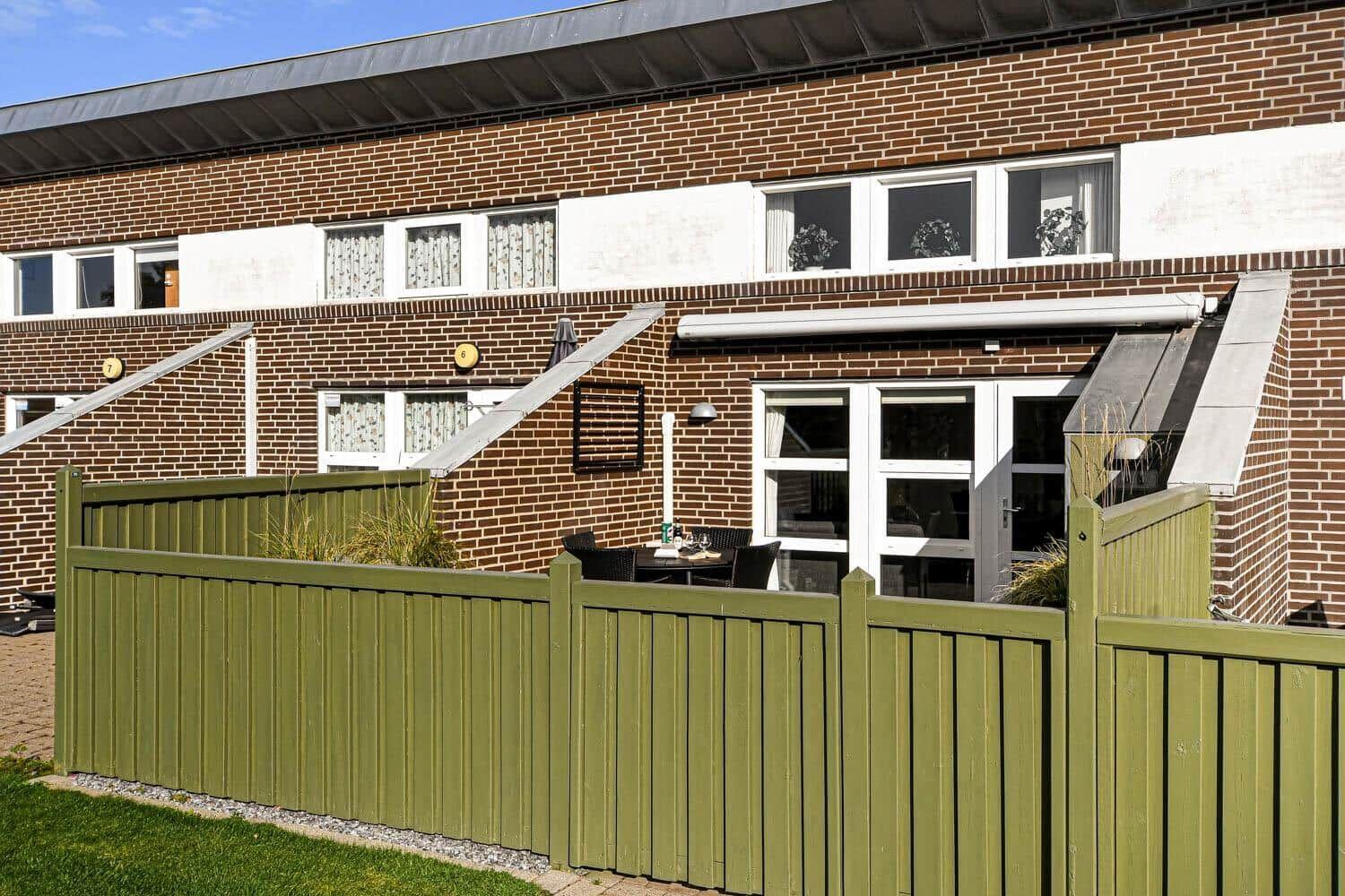 Ferienhaus mit Terrasse, Garten und mehreren separaten Außenbereichen.