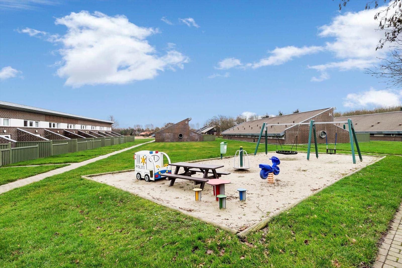 Großer Spielbereich mit Kinderspielgeräten und Billardtisch.