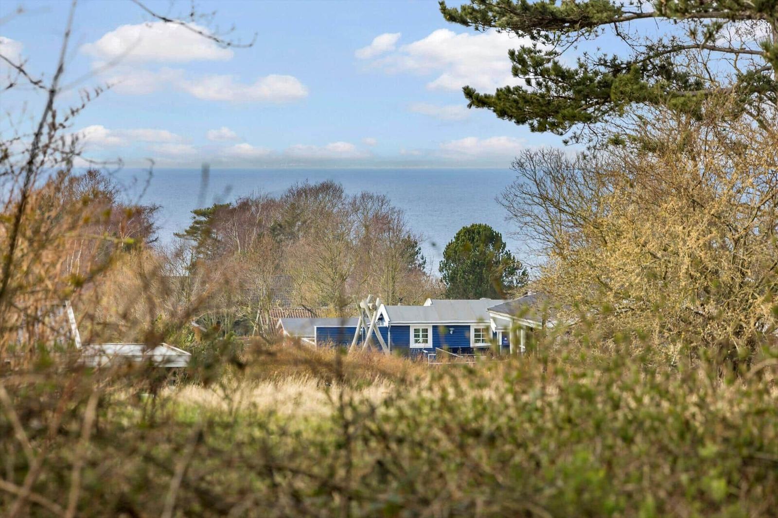 Golfplatz mit Blick auf das Meer unter blauem Himmel