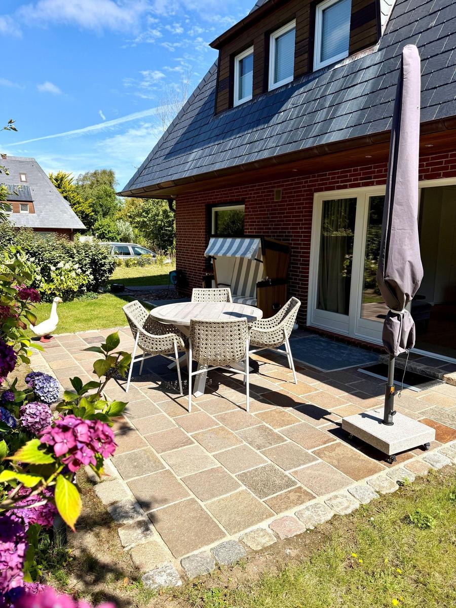 Zimmer mit Bett, Bad und Fenster