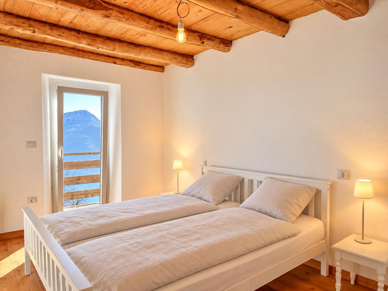 gemütliches weiches Doppelbett mit Nachtschränkchen und Lampe