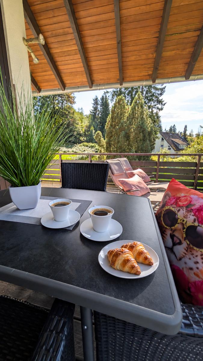 Genießen Sie ihr Frühstück auf ihrem großzügigen Balkon und starten den Tag im Sonnenschein.