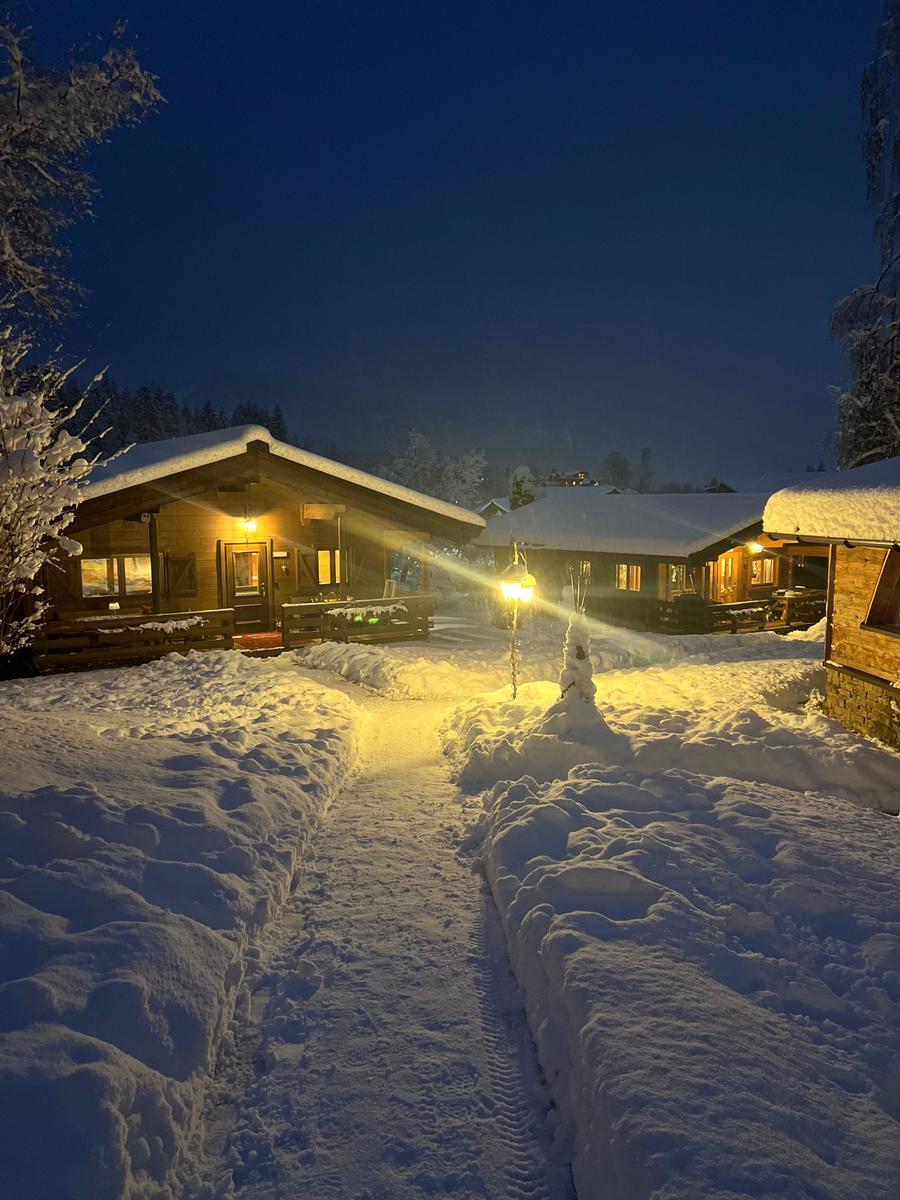 Unsere Chalets in winterlicher Abendstimmung