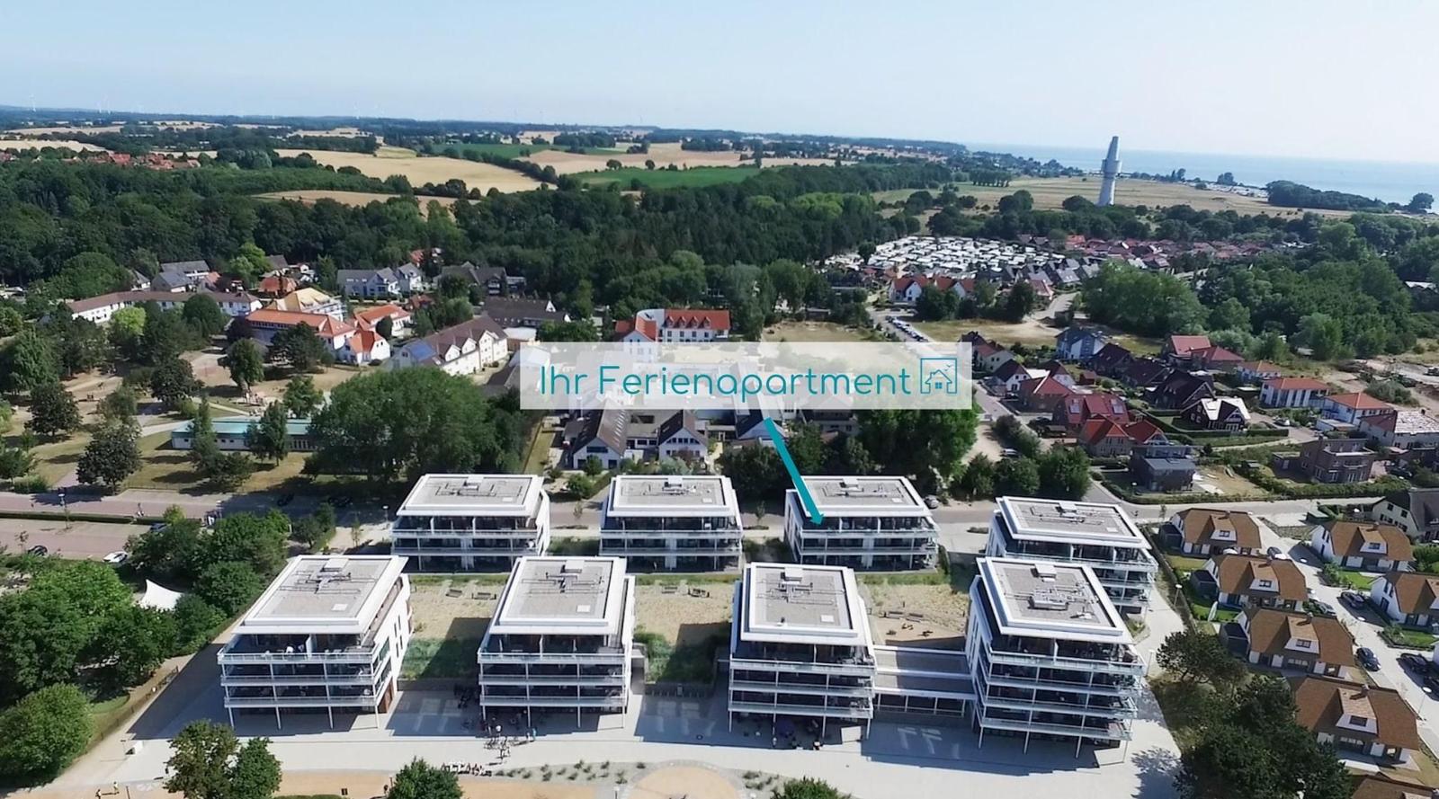 Ferienapartment in moderner Wohnanlage mit Blick auf Landschaft und See.