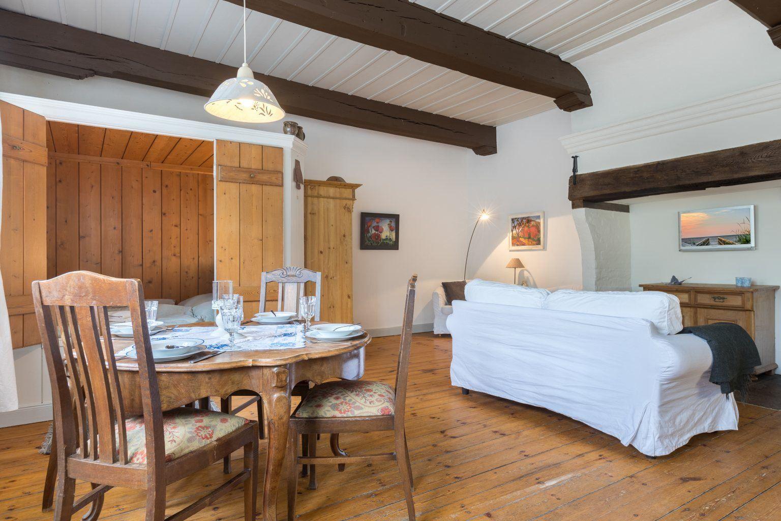 Wohnzimmer mit Alkoven-Bett...