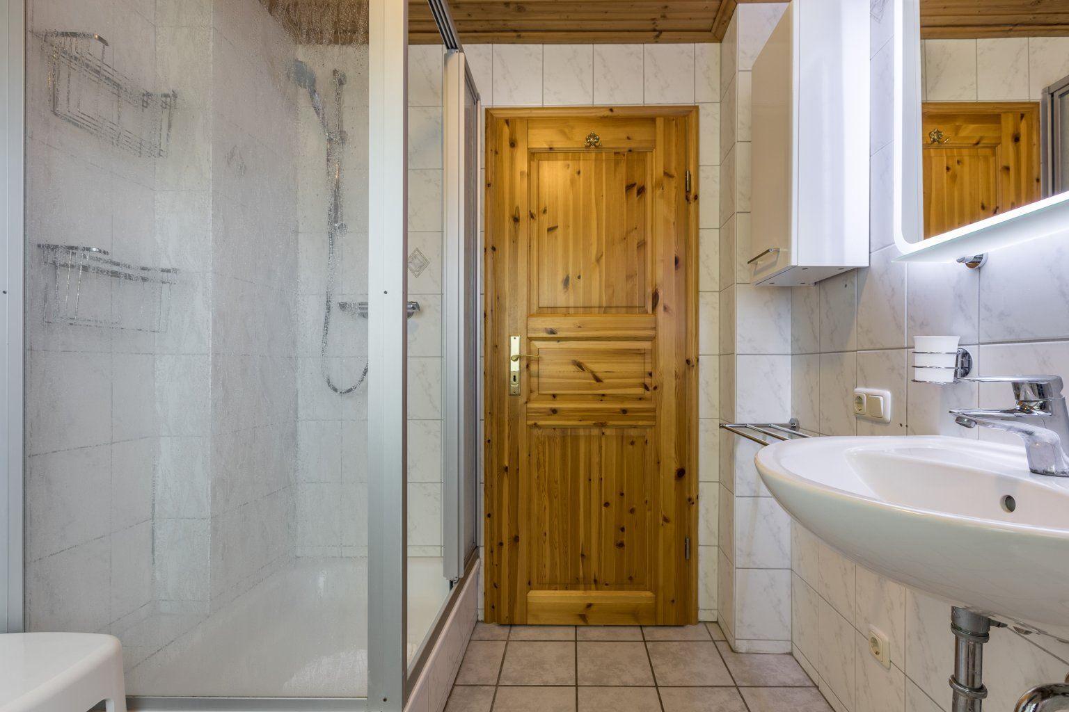 Badezimmer - Haus Sturmmoewe, Wohnung 4, Badallee 27-27a, St. Peter-Dorf...