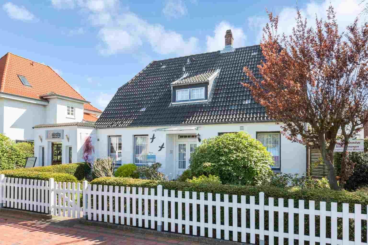 Aussenansicht vorderes Haus - Haus Sturmmoewe, Wohnung 4, Badallee 27-27a, St. Peter-Dorf...