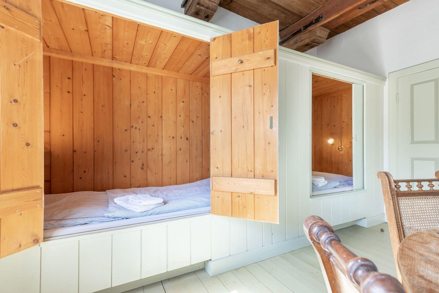 Zwei Alkoven-Einzelbetten im Wohn- und Schlafzimmer...