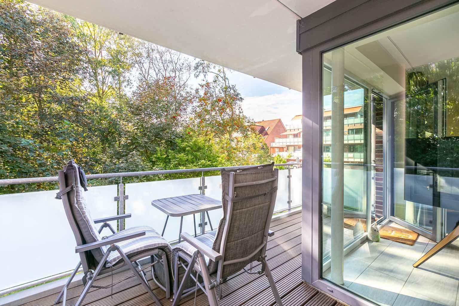 Sonnige Südbalkon mit Blick ins Grüne...