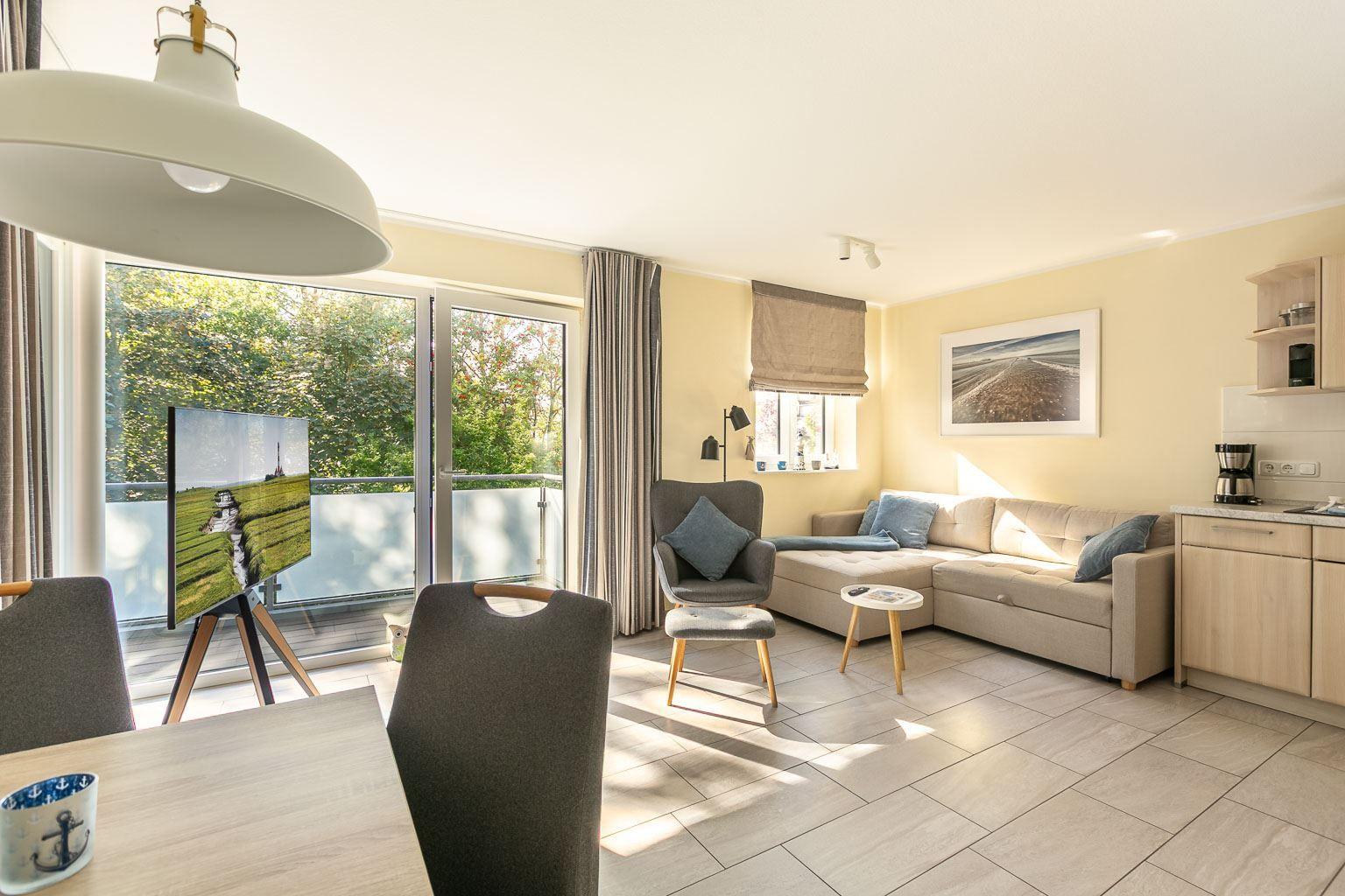 Wohnzimmer mit Südbalkon...