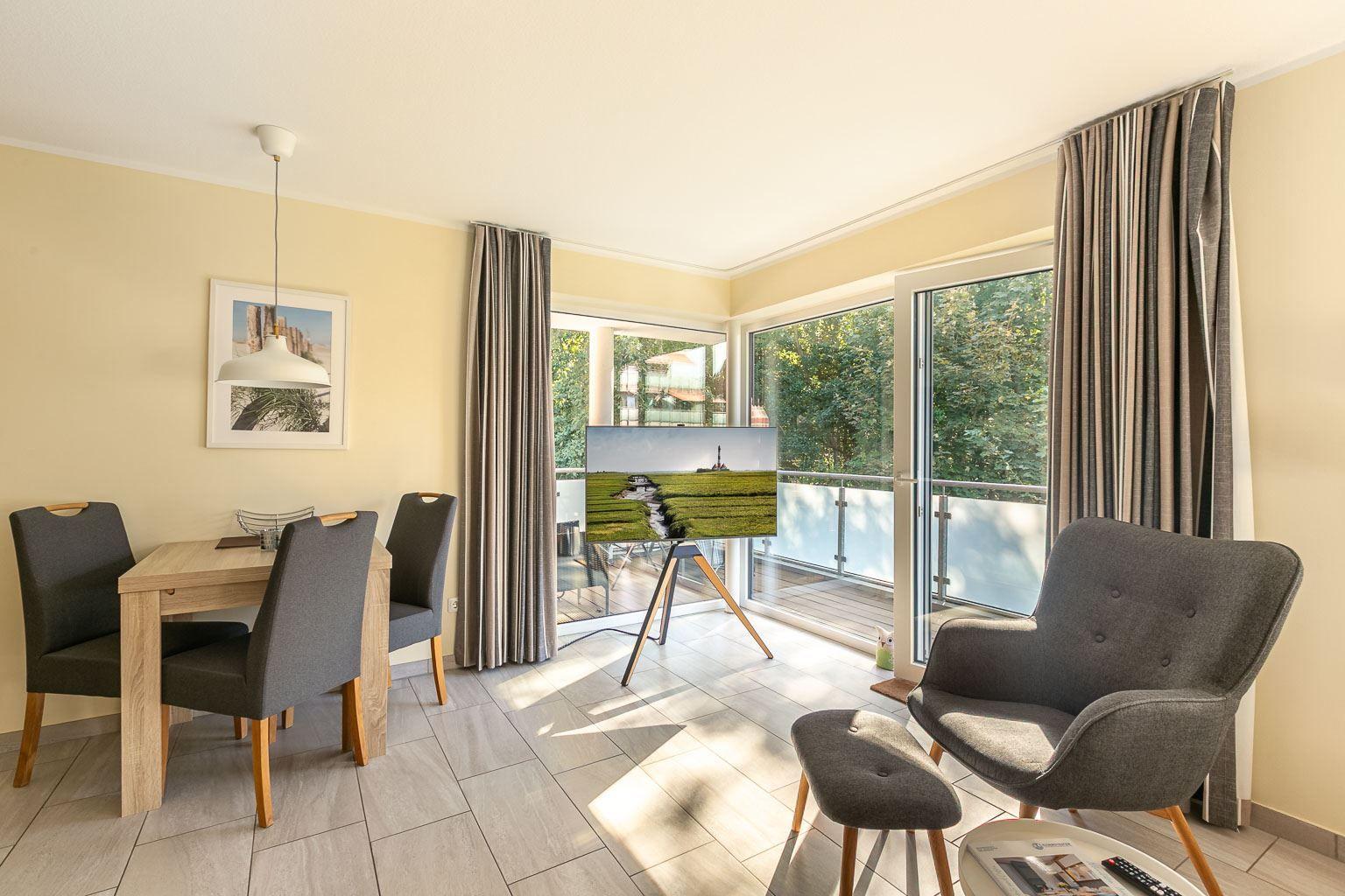 Wohnzimmer mit Südbalkon...