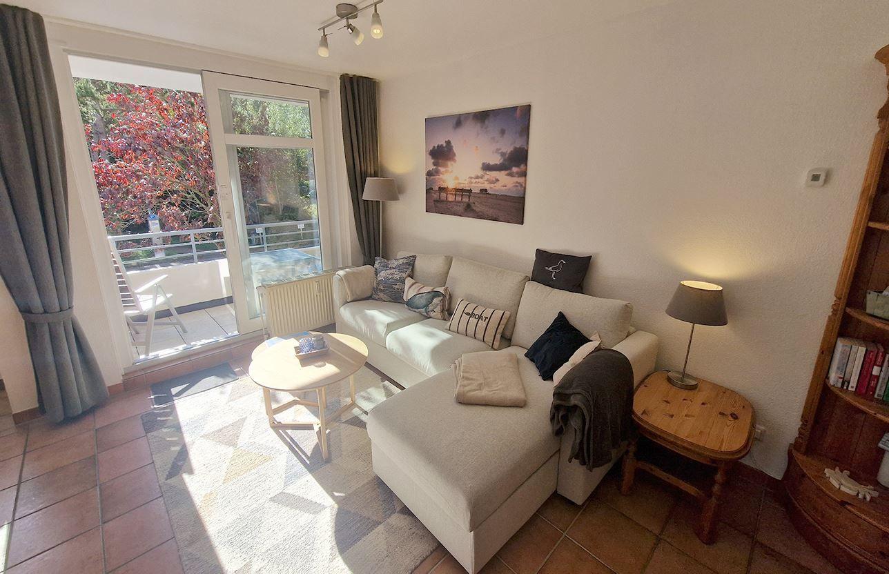 gemütliche Sitzecke mit Blick zum Balkon...
