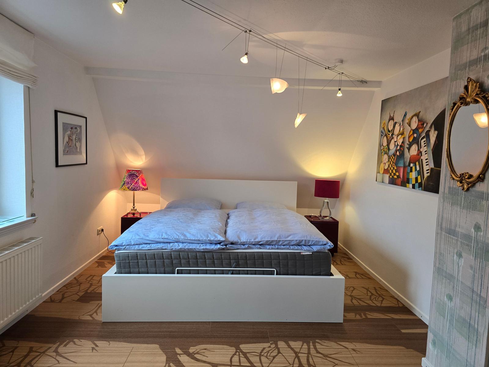 Schlafzimmer mit Doppelbett im Obergeschoss