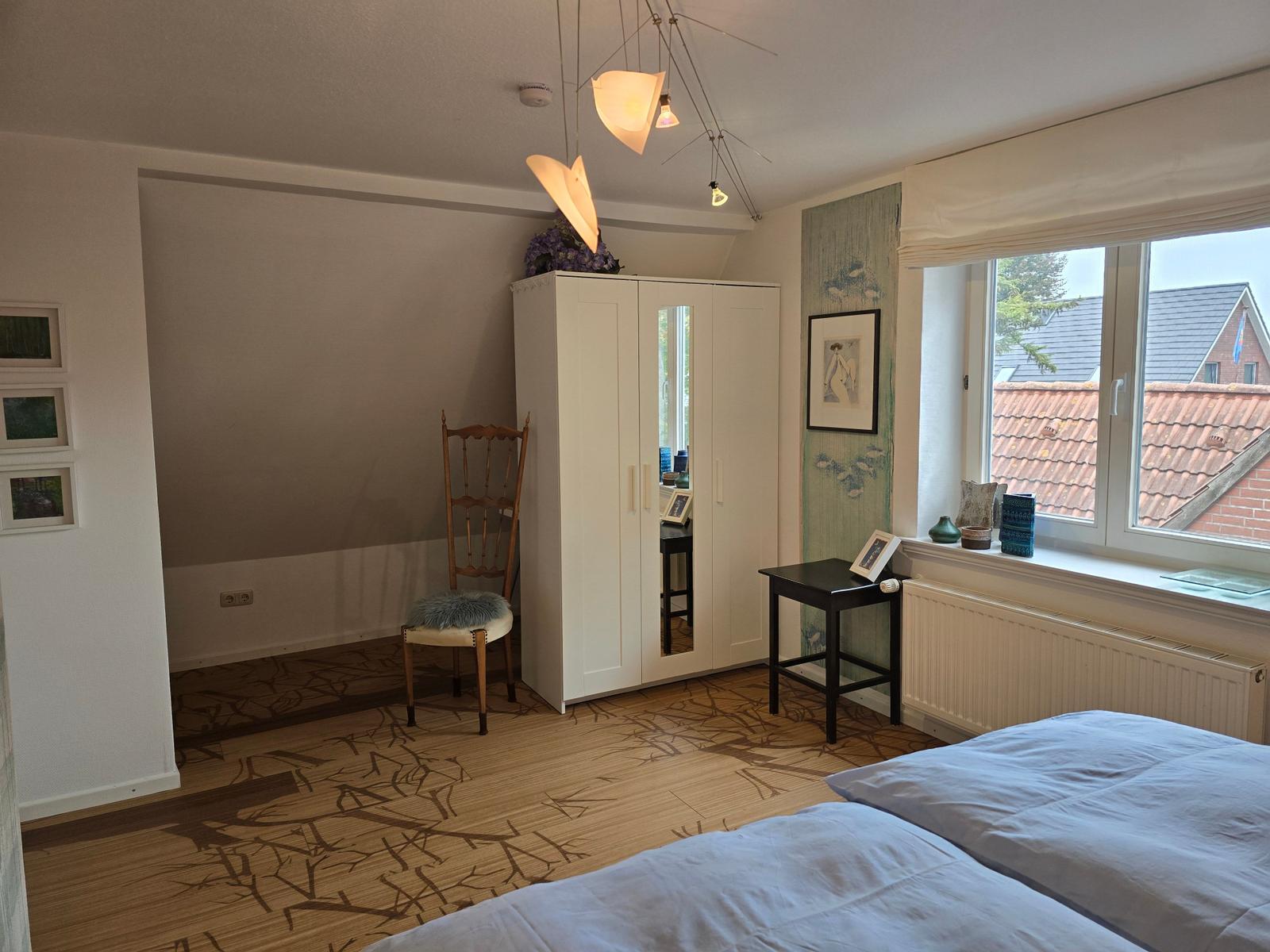 Schlafzimmer mit Doppelbett im Obergeschoss