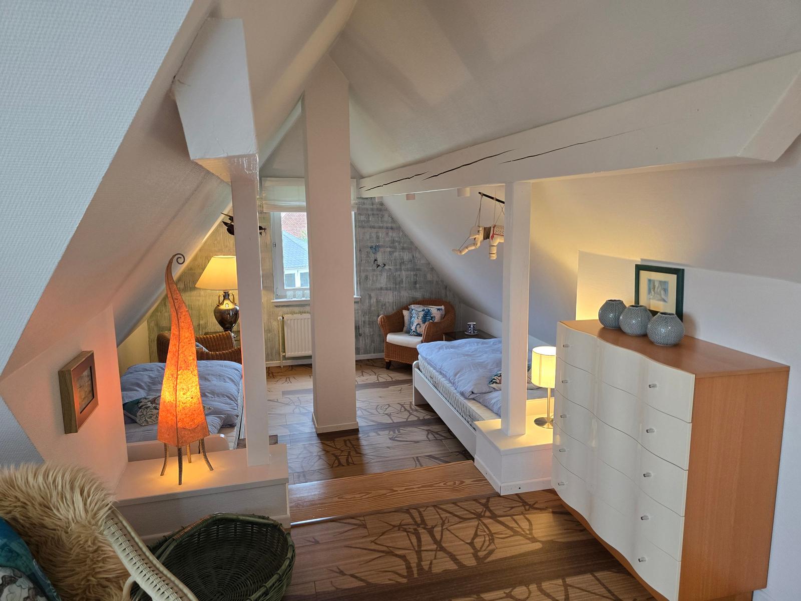 Schlafzimmer im Obergeschoss mit 2 Einzelbetten