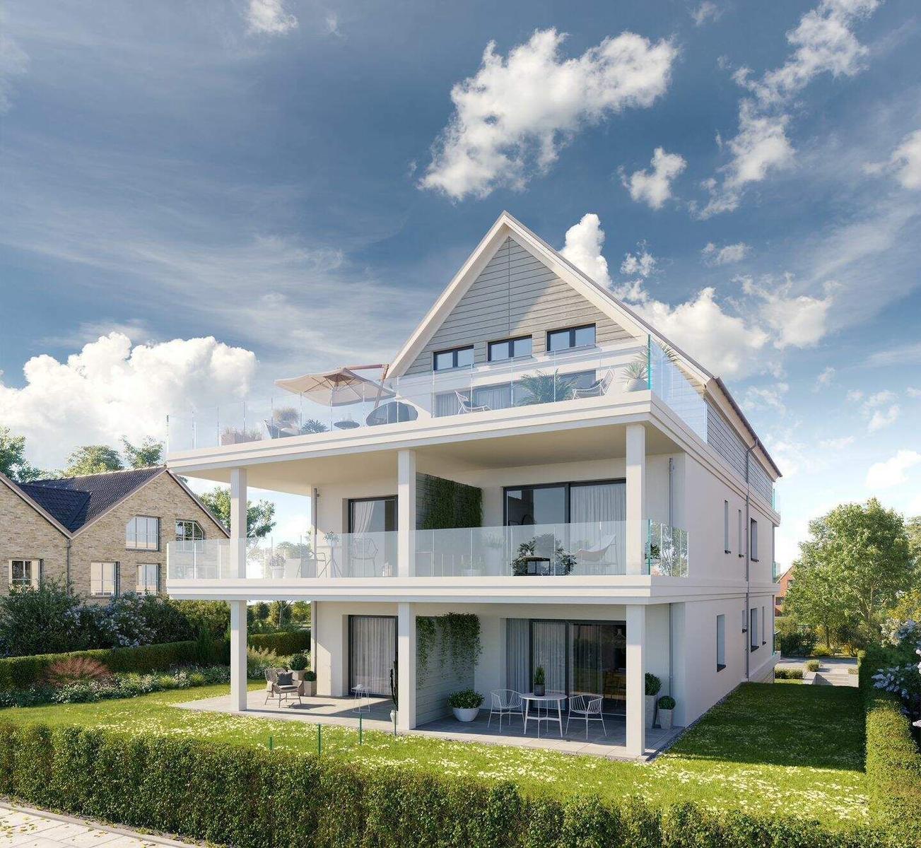 Modernes Haus mit Balkon und Garten. Weiße Fassade und große Fenster.