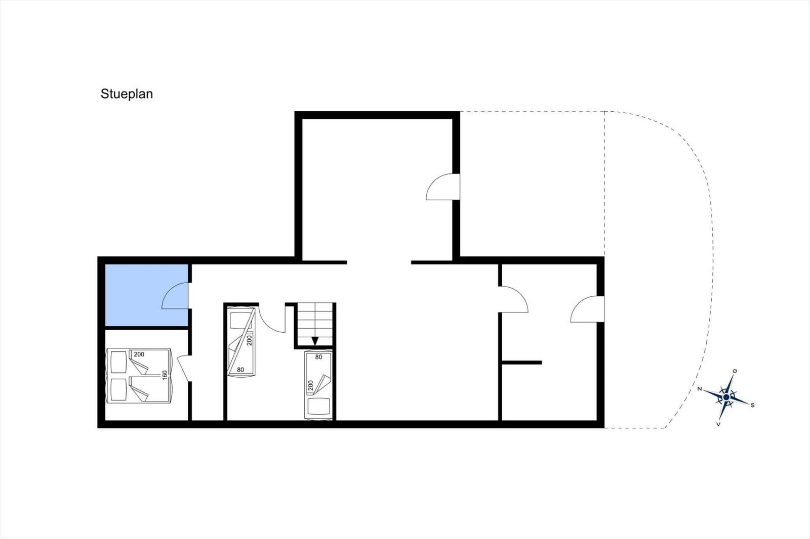 Erster Stock mit Treppe und Schlafzimmer mit zwei Betten.