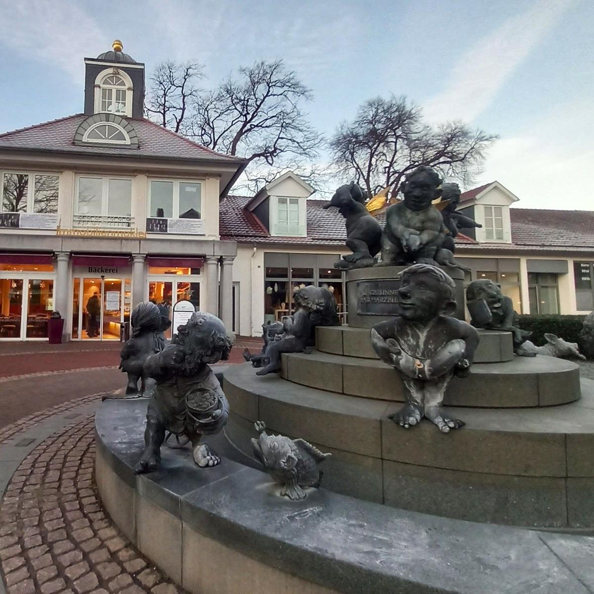 Am Jungbrunnen in der Stadtmitte beim Cafe-Haus Wolf
Jede Figur soll jemand aus der Stadt sein....
