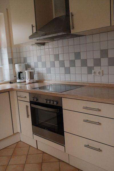 Küche mit Ceranfeld und Backofen