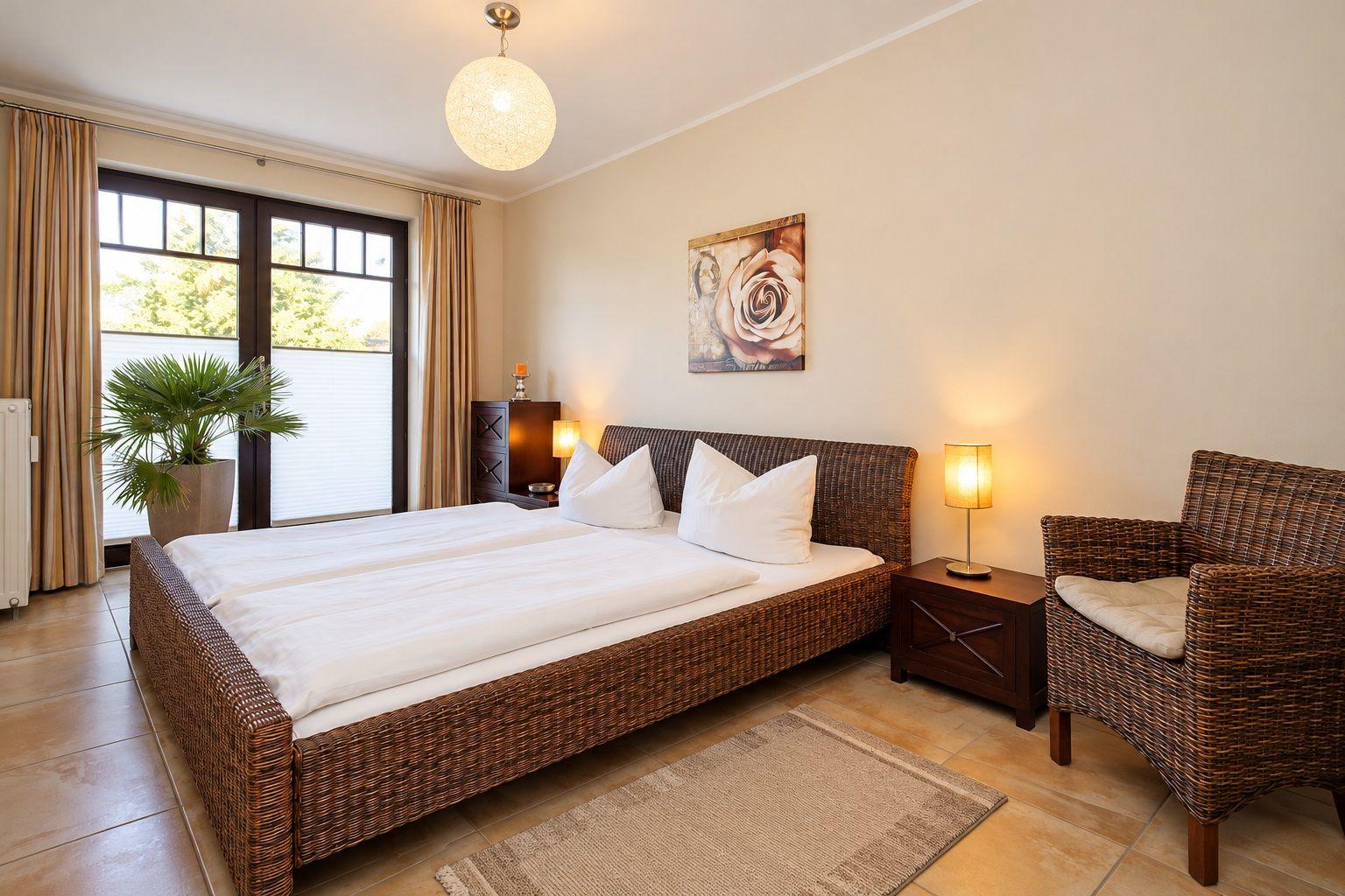 Schlafzimmer mit Doppelbett, Sessel und Fenster. Wandbild und Beleuchtung.