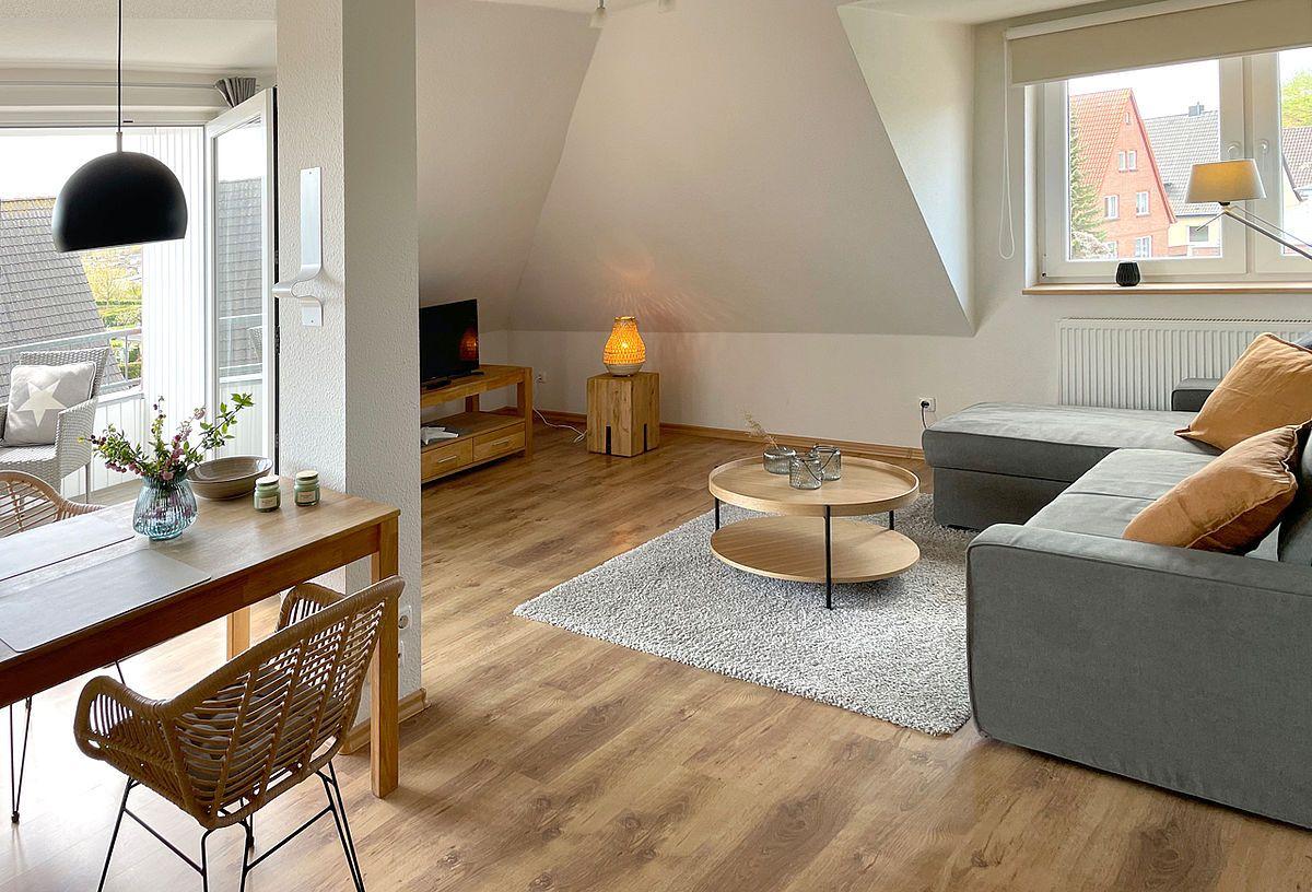 Küche mit Essbereich, Holztisch, Stühle und Balkonansicht.