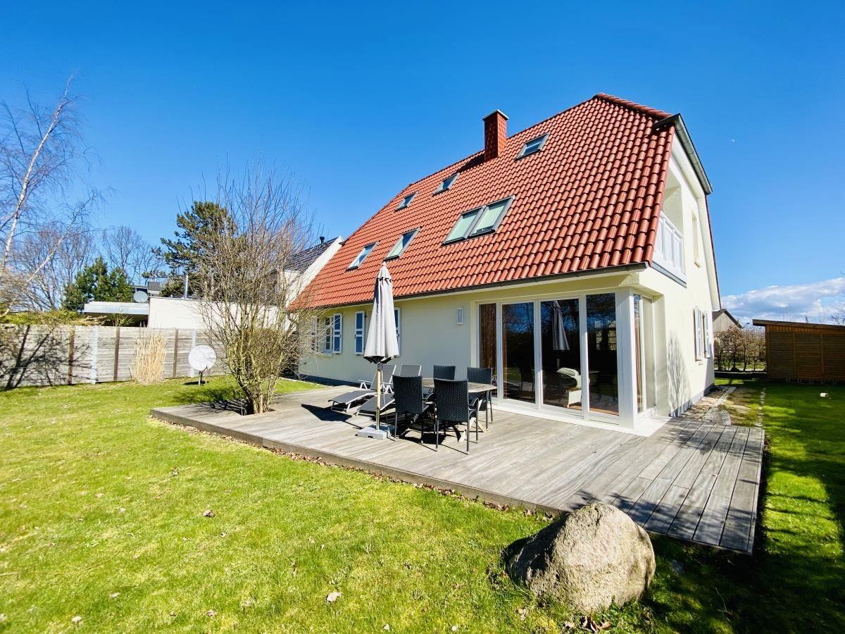 Zimmer mit zwei Betten, Dachschrägen und Dachfenster. Holzbett und Nachttische.