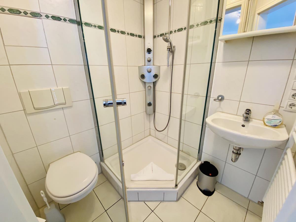 Badewanne mit Aussicht auf Strand und Himmel