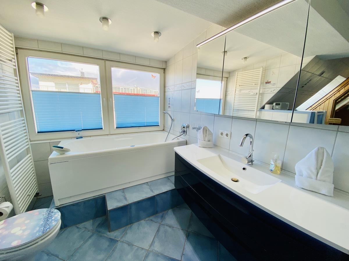 Dusche mit Strandbild, Sauna und blau gefliestem Boden